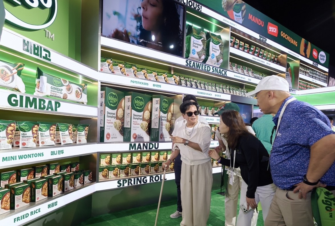 CJ Group Chairman Lee Jae-hyun listening to an explanation inside the Bibigo booth "CJ's house," K-Lifestyle Experience Pavilion "CJ Cup Byron Nelson" Venue on May 23rd. Photo provided by: CJ - Seoul Economic Daily Financial news from Korea