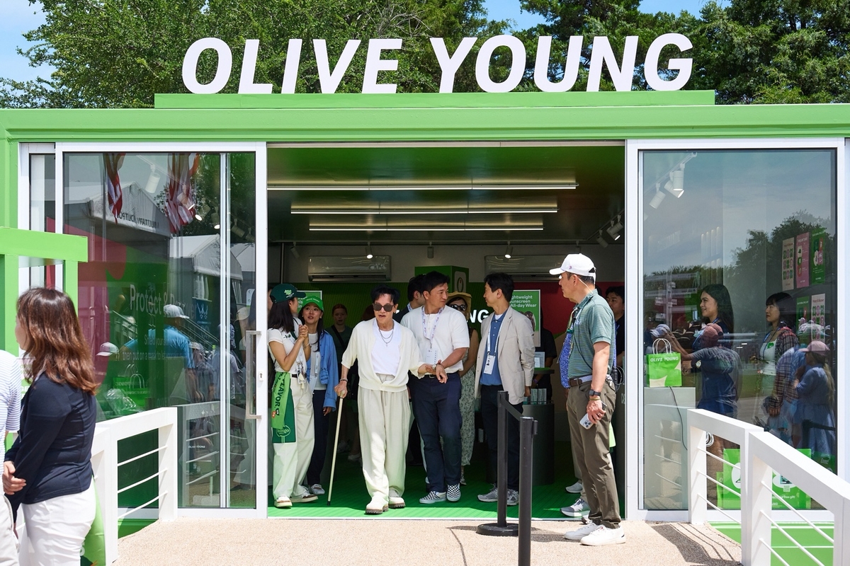 CJ Group Chairman Lee Jae-hyun walks with related parties after visiting Olive Young's booth in the US "CJ cup" Venue on May 23rd. Photo provided by: CJ - Seoul Economic Daily Financial news from Korea